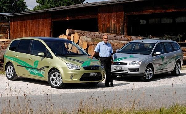 Ford-Schweiz-Aktion Ihr altes Auto ist uns 6000 Franken wert. Christof Reutlinger, Verkaufsdirektor Ford Schweiz mit zwei Ford-Flexifuel-Modellen, die mit Bioethanol E85 aus Schweizer Fichtenholz den CO2-Ausstoss bis zu 80 Prozent verringern. Foto: Ford